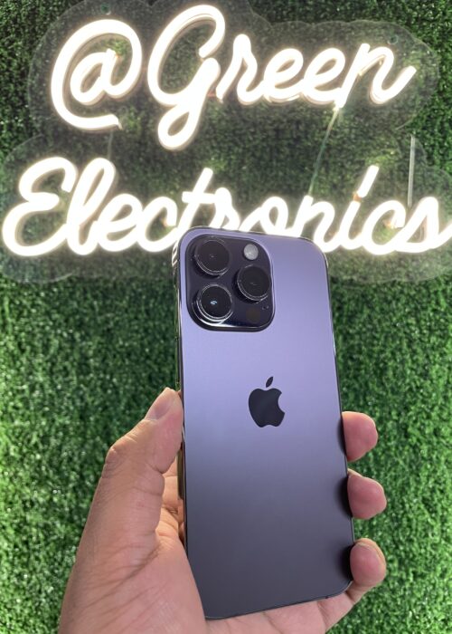 iPhone 14 Pro color morado oscuro en mano frente a letrero Green Electronics barato