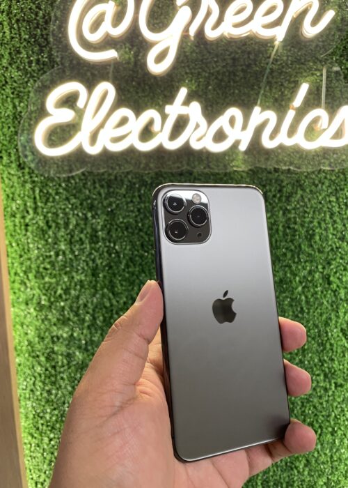 iPhone 11 Pro color Gris Espacial con triple cámara en la mano, mostrando su pantalla Super Retina XDR, frente a un fondo elegante y moderno. Disponible en Green Electronics.