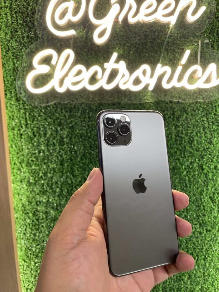 iPhone 11 Pro color Gris Espacial con triple cámara en la mano, mostrando su pantalla Super Retina XDR, frente a un fondo elegante y moderno. Disponible en Green Electronics.