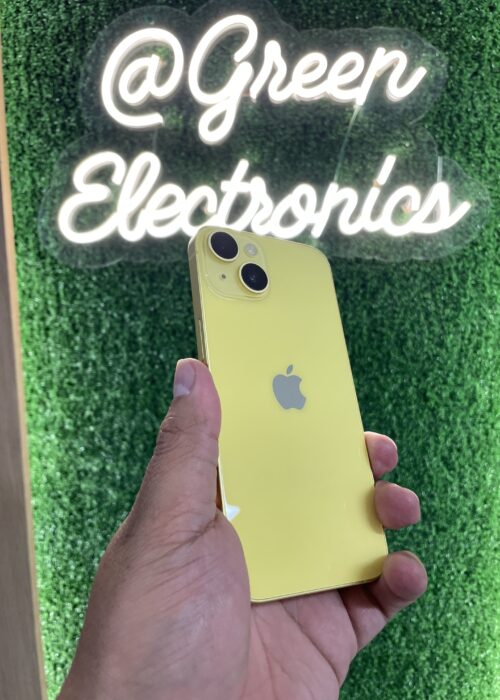 iPhone 14 color Amarillo vibrante, en una mano, destacando su diseño elegante y su sistema de doble cámara, con un fondo brillante y alegre. Disponible en Green Electronics.