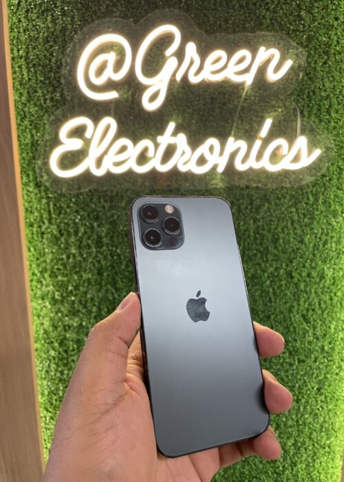 iPhone 12 Pro color grafito en mano frente a letrero Green Electronics