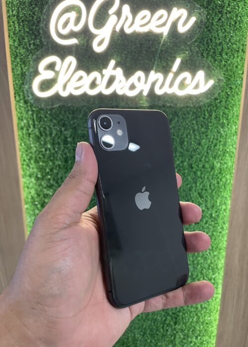 iPhone 11 color negro en mano frente a un fondo verde disponible en Green Electronics.