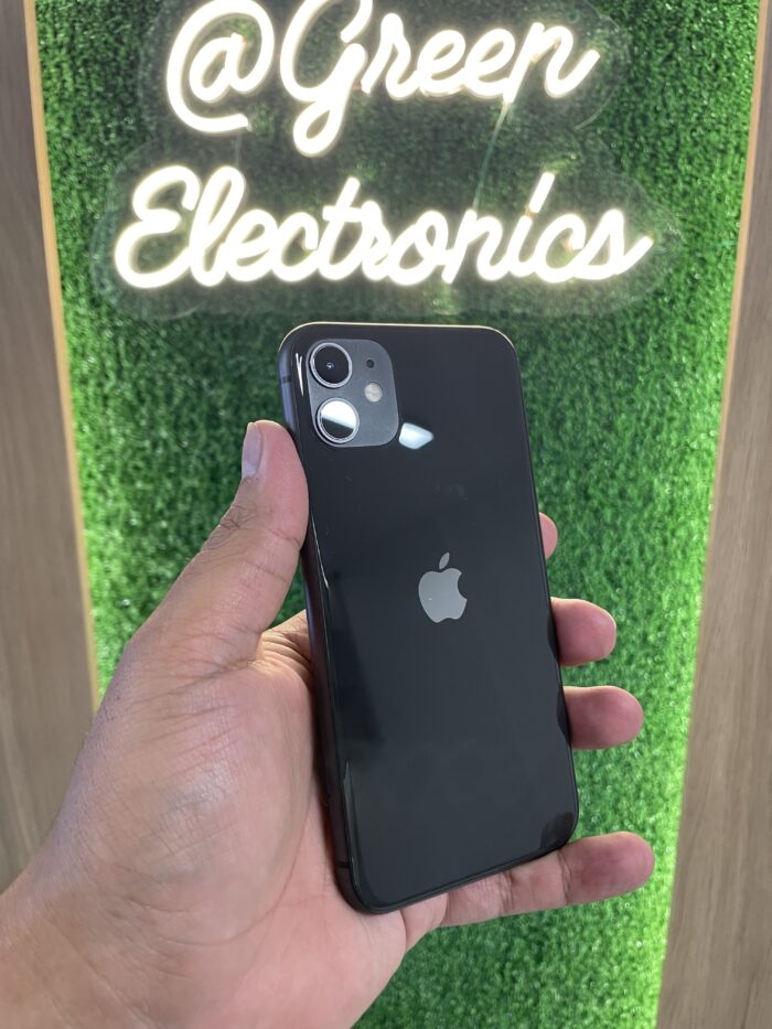 iPhone 11 color negro en mano frente a un fondo verde disponible en Green Electronics.
