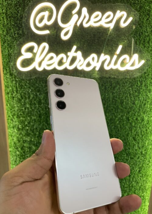 Samsung Galaxy S23 en color Blanco Algodón, mostrando su diseño refinado y sus lentes de cámara individuales, sobre un fondo suave y luminoso. Disponible en Green Electronics.