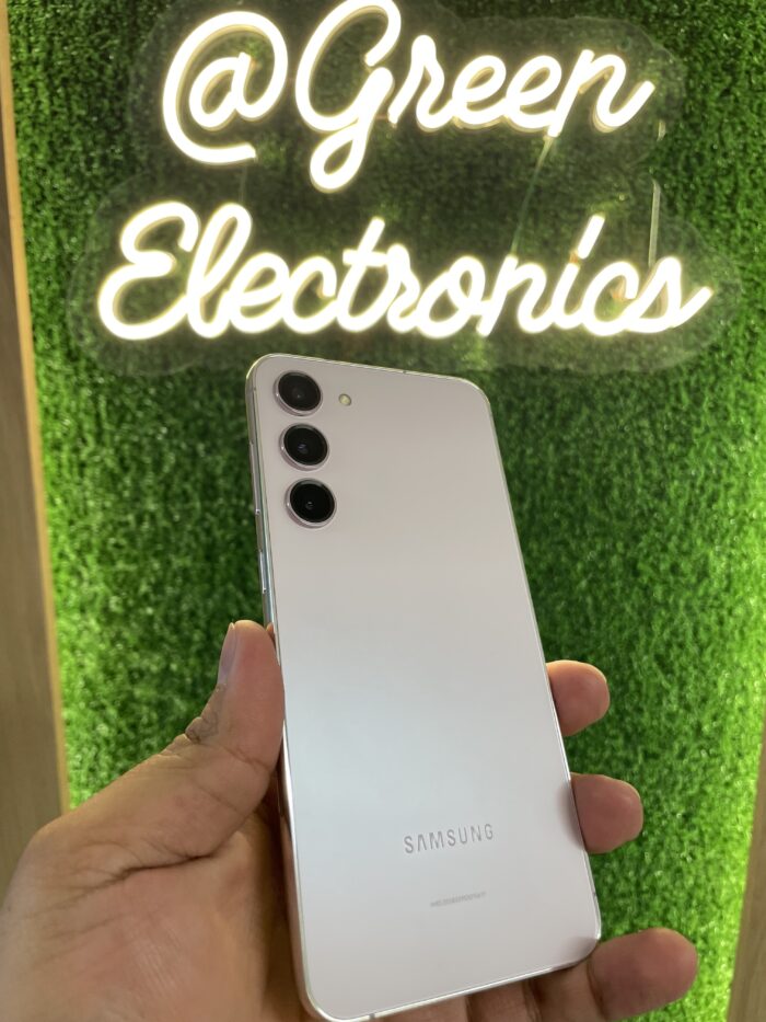 Samsung Galaxy S23 en color Blanco Algodón, mostrando su diseño refinado y sus lentes de cámara individuales, sobre un fondo suave y luminoso. Disponible en Green Electronics.