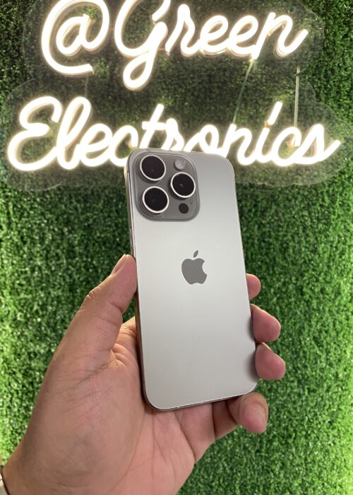 iPhone 15 Pro color titanio natural en mano frente a letrero Green Electronics