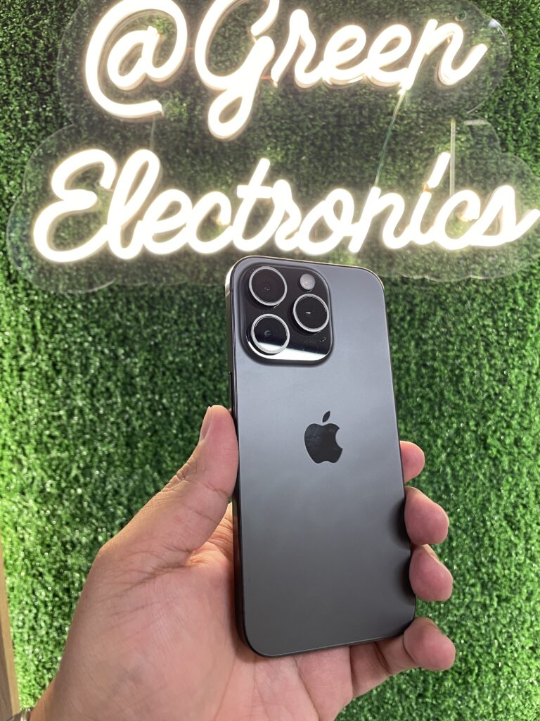 iPhone 14 Pro color gris espacial en mano frente a letrero Green Electronics